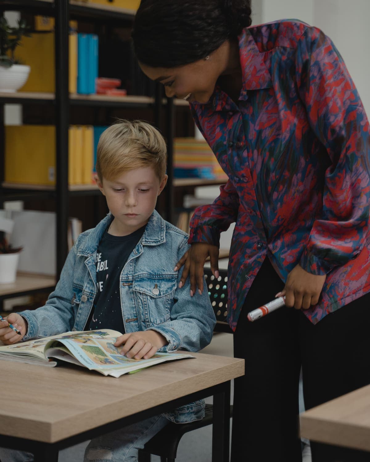 Mentor supporting a learner in a professional setting